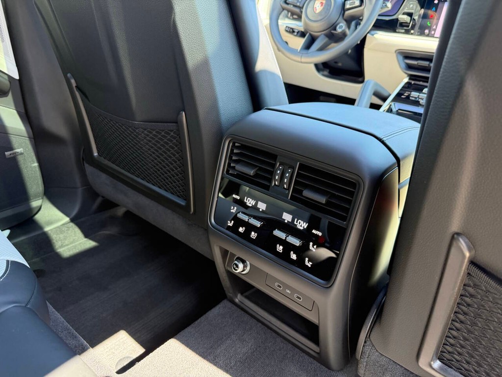 Porsche Cayenne Vehicle Full-screen Gallery Image 14