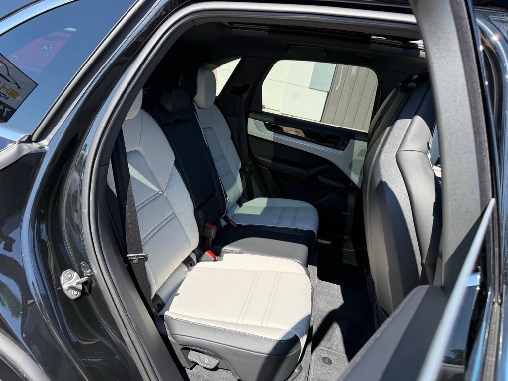 Porsche Cayenne Vehicle Full-screen Gallery Image 15