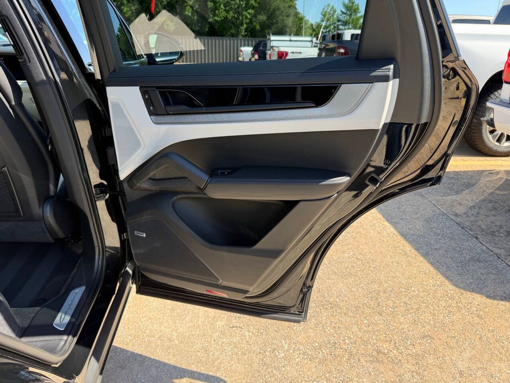 Porsche Cayenne Vehicle Full-screen Gallery Image 16