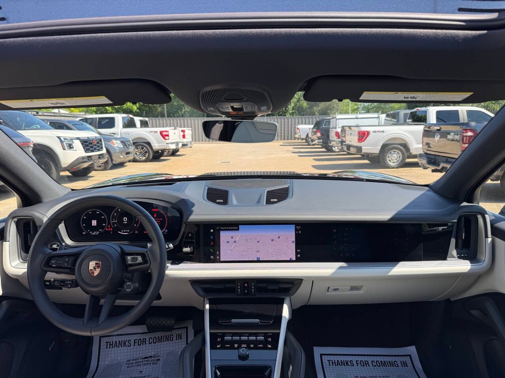 Porsche Cayenne Vehicle Full-screen Gallery Image 17