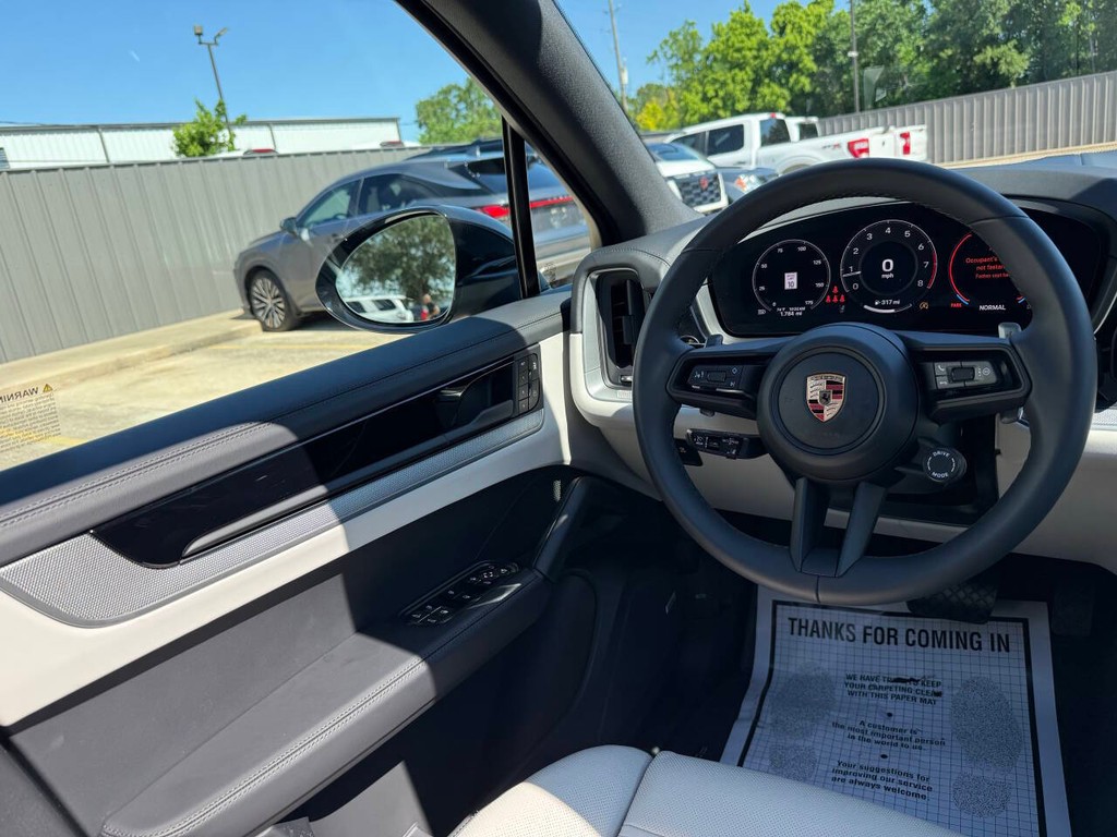 Porsche Cayenne Vehicle Full-screen Gallery Image 19