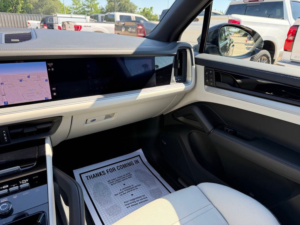 Porsche Cayenne Vehicle Full-screen Gallery Image 20