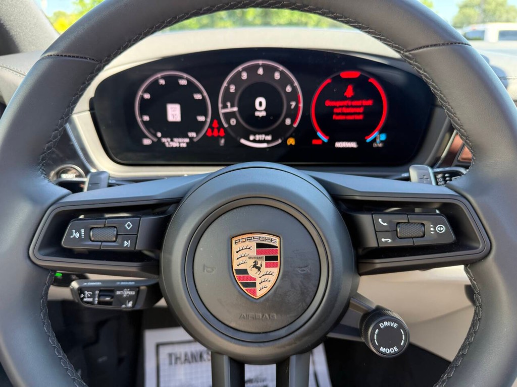 Porsche Cayenne Vehicle Full-screen Gallery Image 23