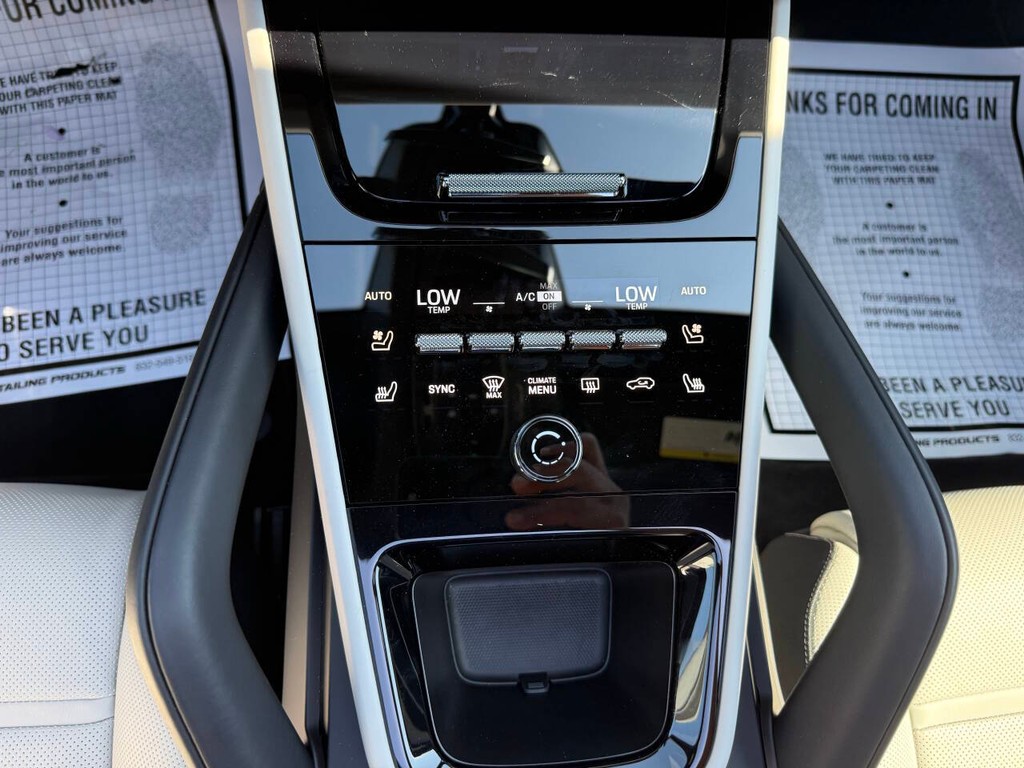 Porsche Cayenne Vehicle Full-screen Gallery Image 28