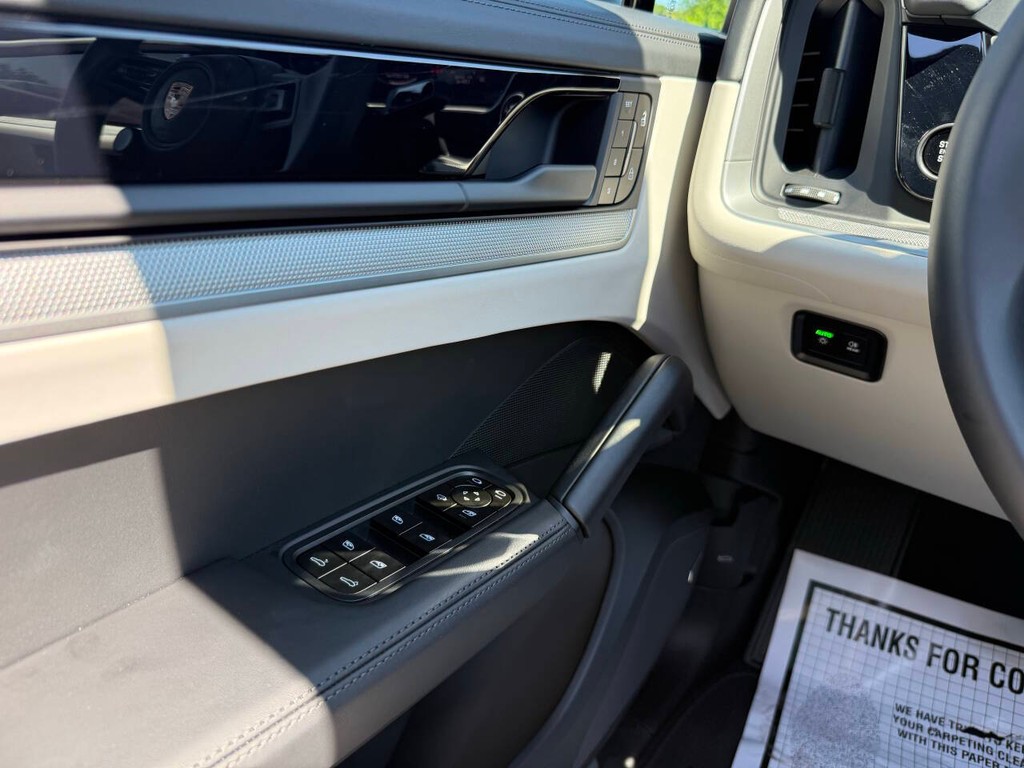Porsche Cayenne Vehicle Full-screen Gallery Image 29