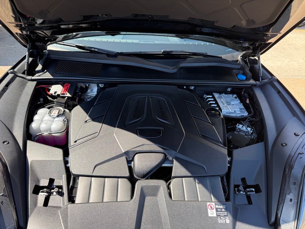 Porsche Cayenne Vehicle Full-screen Gallery Image 35