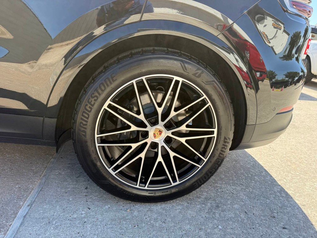 Porsche Cayenne Vehicle Full-screen Gallery Image 36