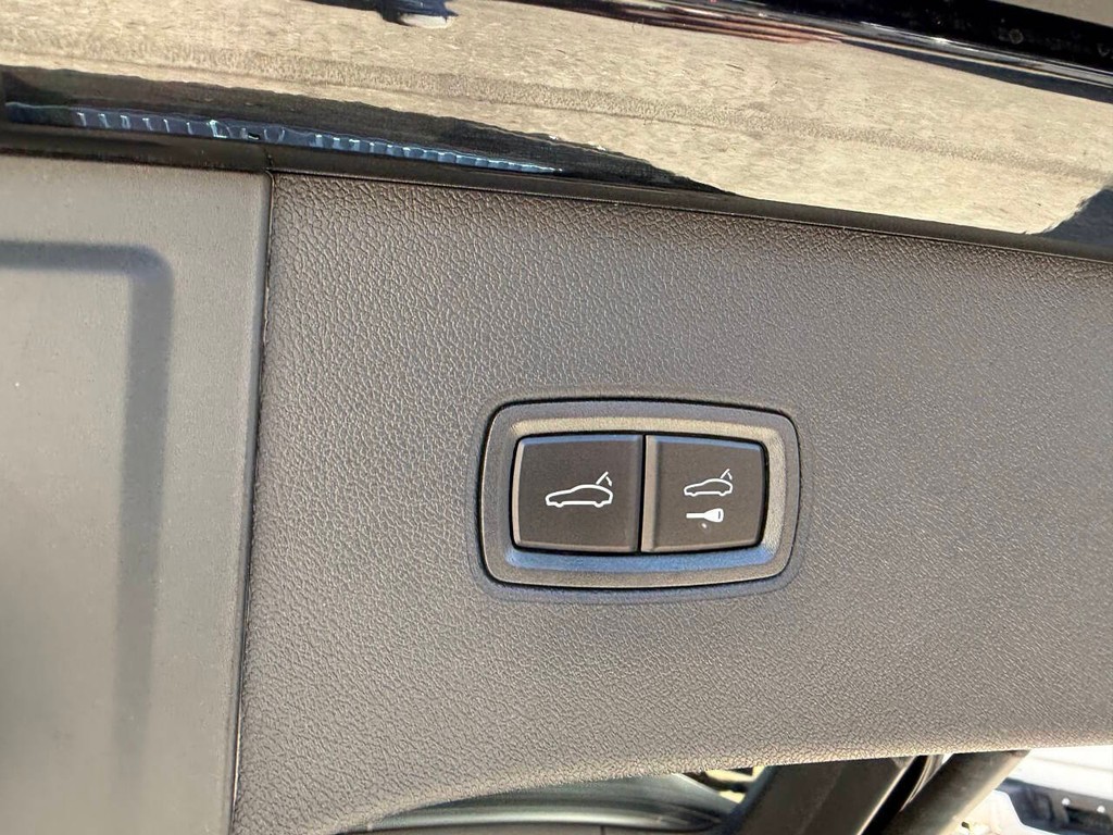 Porsche Cayenne Vehicle Full-screen Gallery Image 38