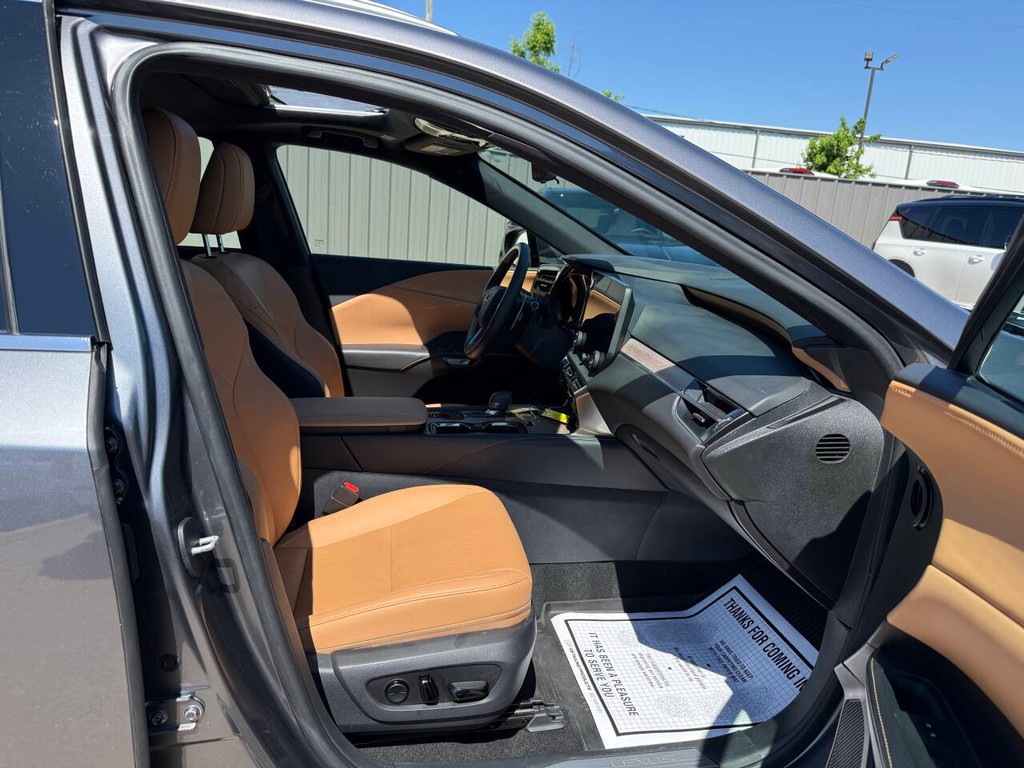 Lexus RX Vehicle Full-screen Gallery Image 10