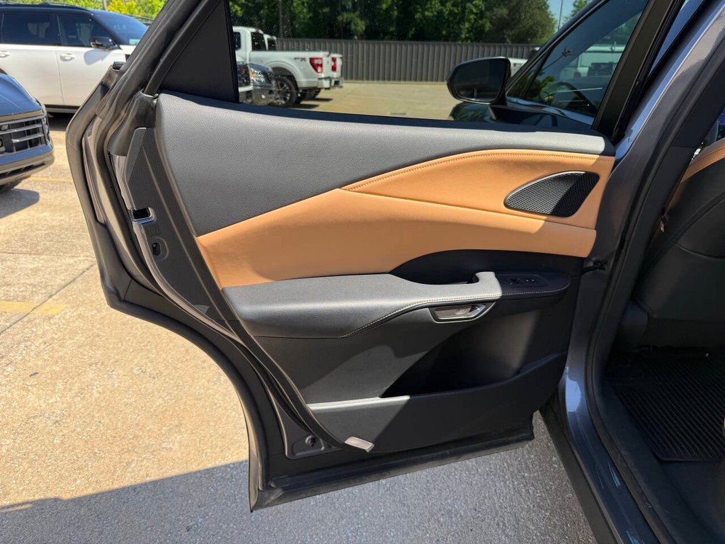 Lexus RX Vehicle Full-screen Gallery Image 14