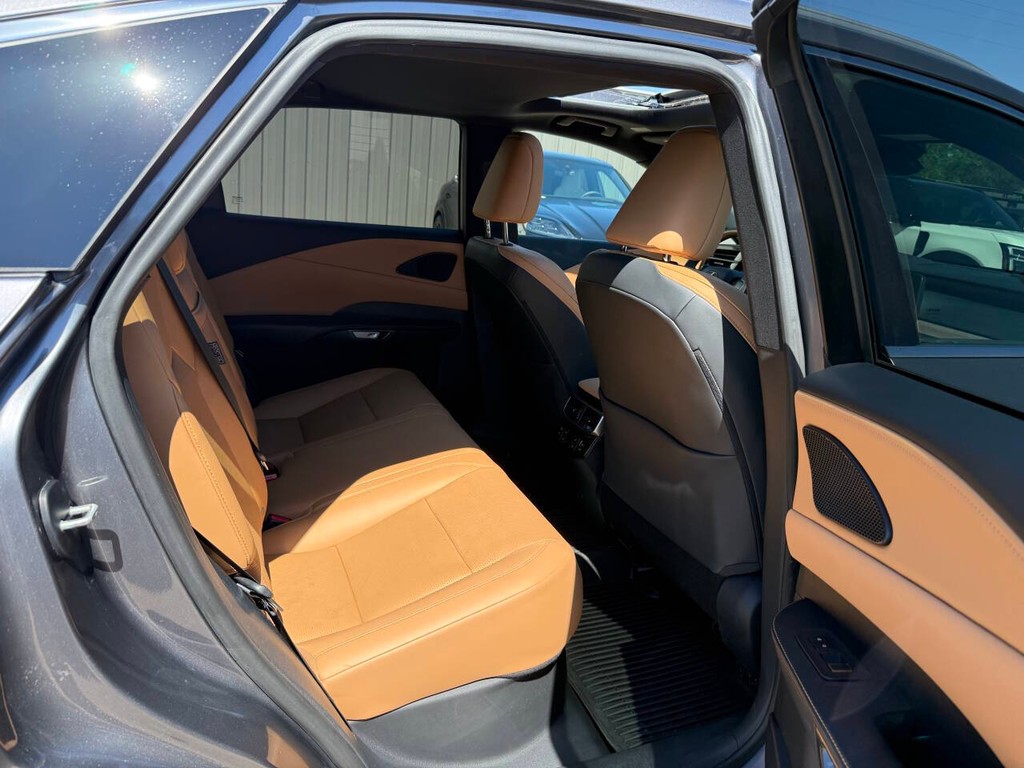 Lexus RX Vehicle Full-screen Gallery Image 15