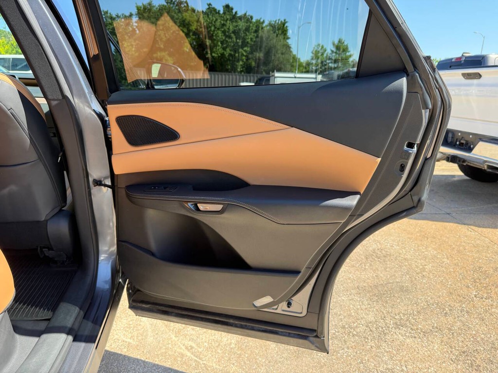 Lexus RX Vehicle Full-screen Gallery Image 16
