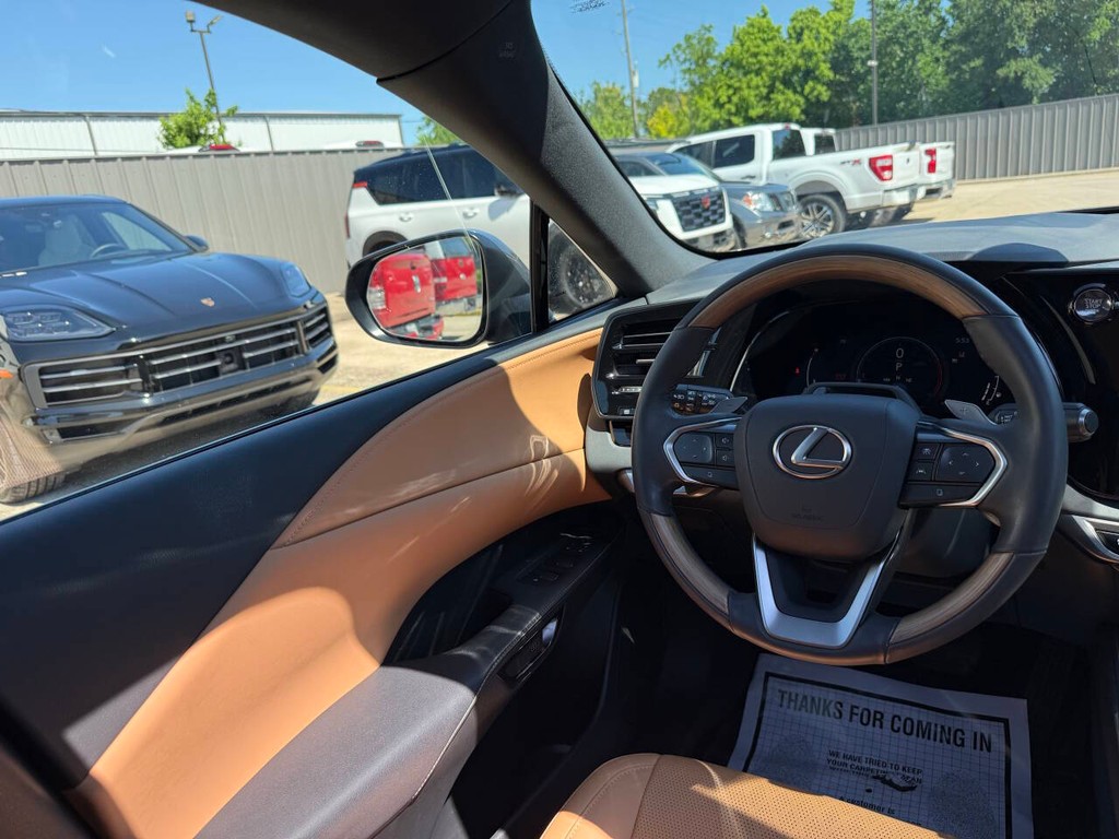 Lexus RX Vehicle Full-screen Gallery Image 19