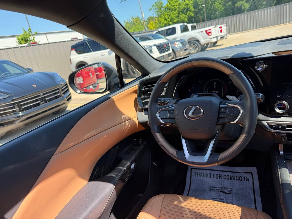 Lexus RX Vehicle Full-screen Gallery Image 23