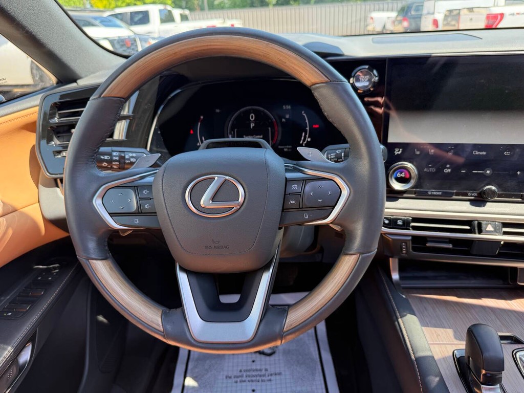 Lexus RX Vehicle Full-screen Gallery Image 26