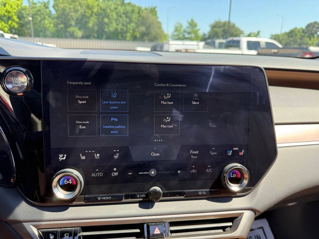 Lexus RX Vehicle Full-screen Gallery Image 28