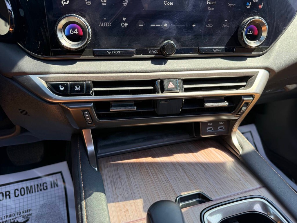 Lexus RX Vehicle Full-screen Gallery Image 30