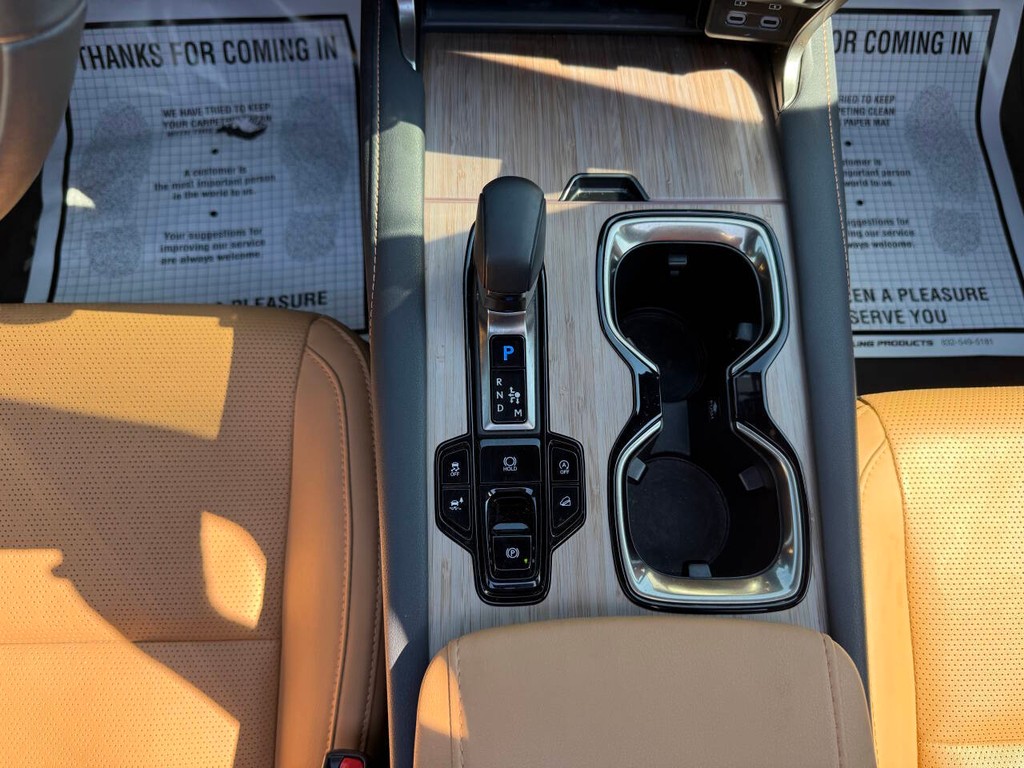 Lexus RX Vehicle Full-screen Gallery Image 31