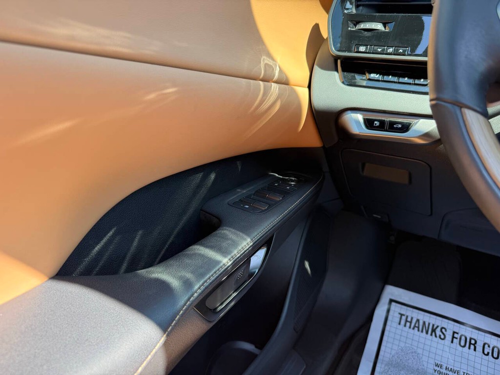 Lexus RX Vehicle Full-screen Gallery Image 32