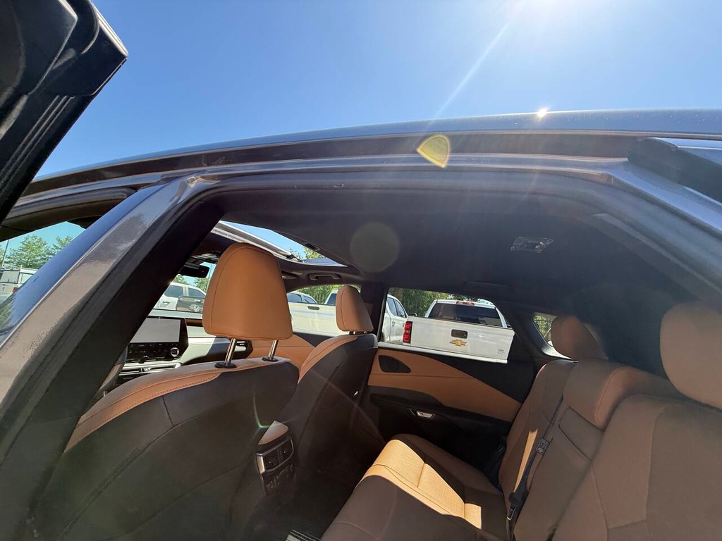 Lexus RX Vehicle Full-screen Gallery Image 34