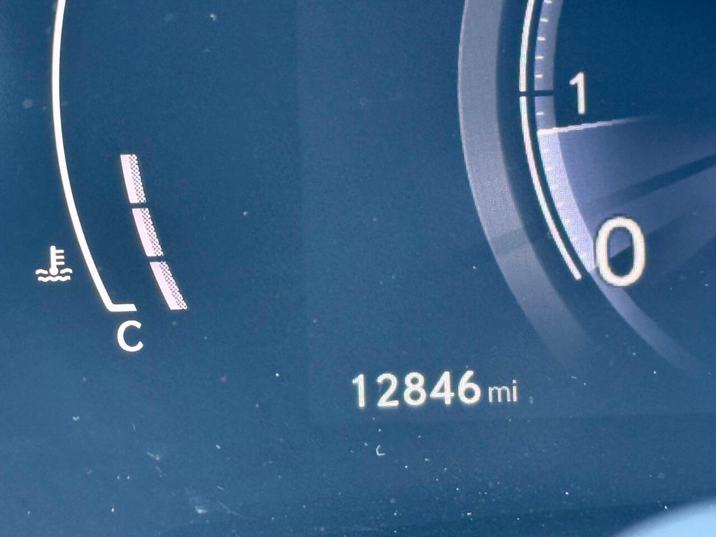 Lexus RX Vehicle Full-screen Gallery Image 36