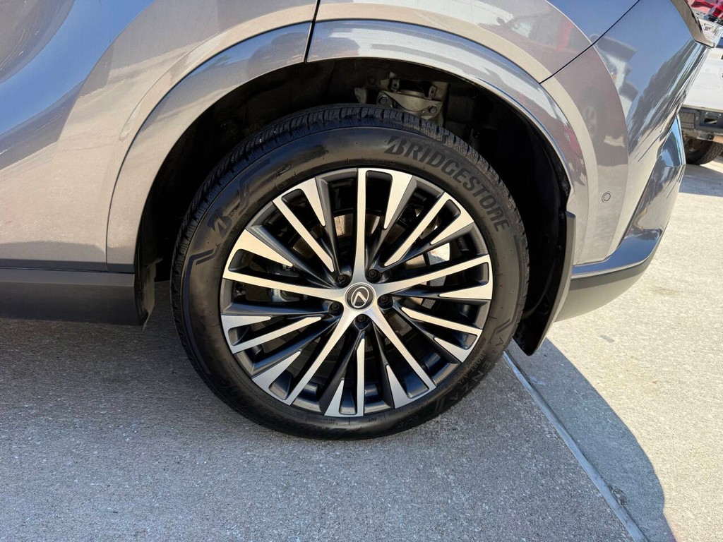 Lexus RX Vehicle Full-screen Gallery Image 39