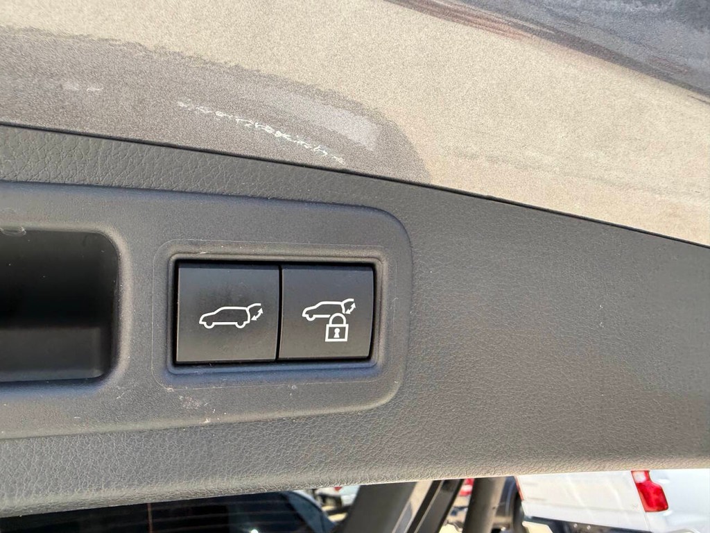 Lexus RX Vehicle Full-screen Gallery Image 41