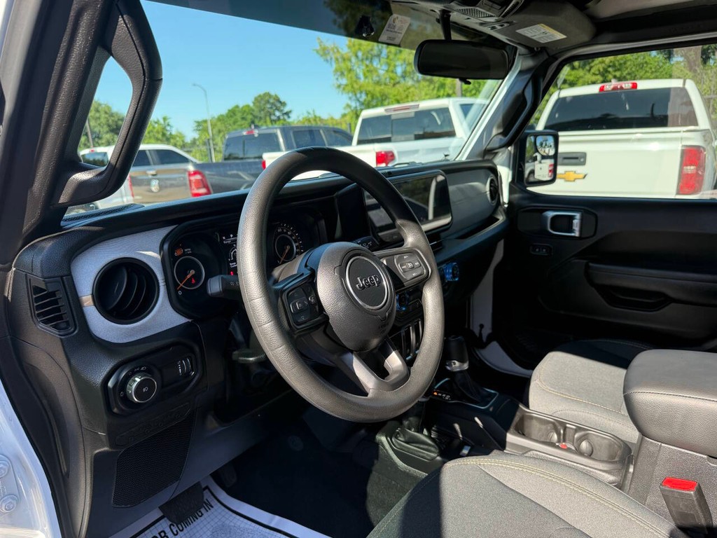 Jeep Wrangler Vehicle Full-screen Gallery Image 06