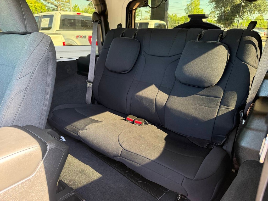 Jeep Wrangler Vehicle Full-screen Gallery Image 07