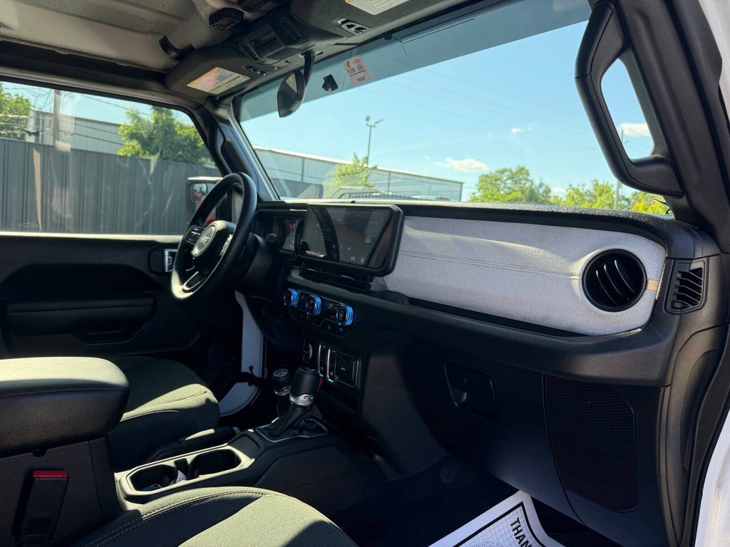 Jeep Wrangler Vehicle Full-screen Gallery Image 09