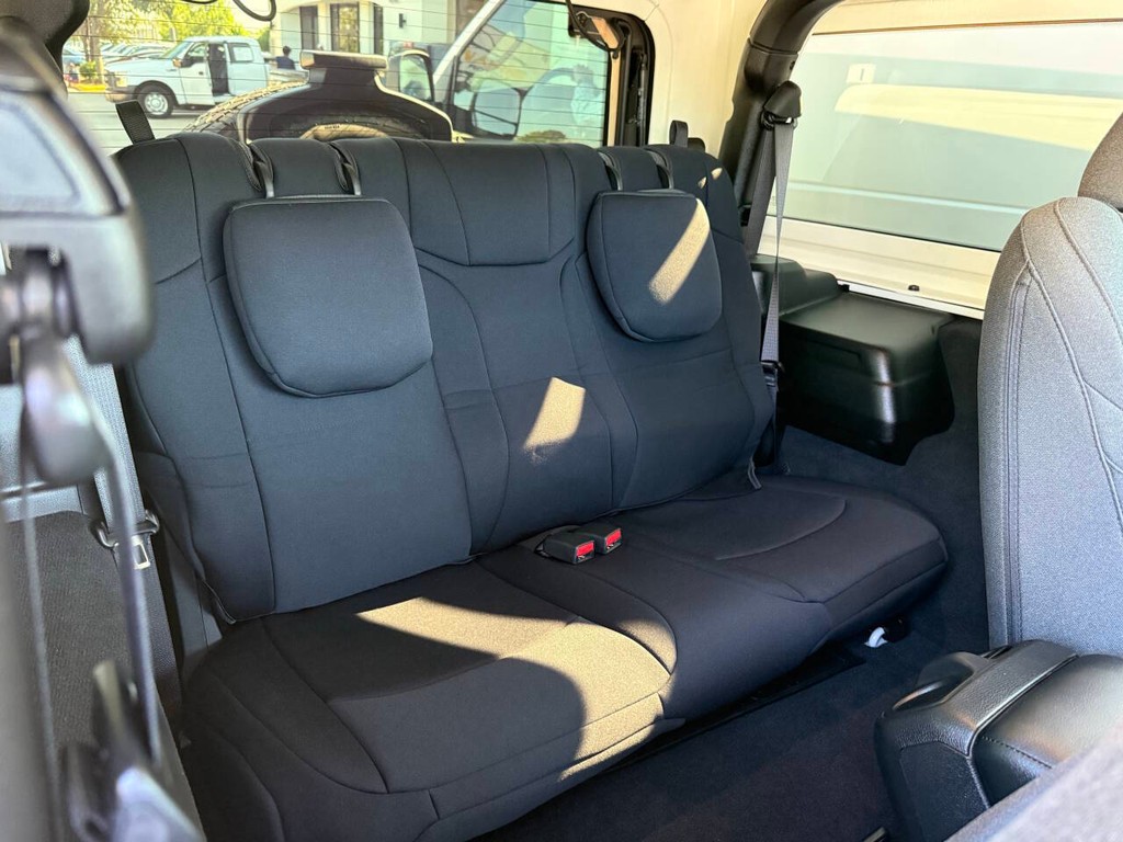 Jeep Wrangler Vehicle Full-screen Gallery Image 11