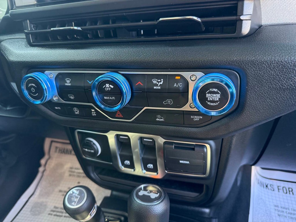 Jeep Wrangler Vehicle Full-screen Gallery Image 21