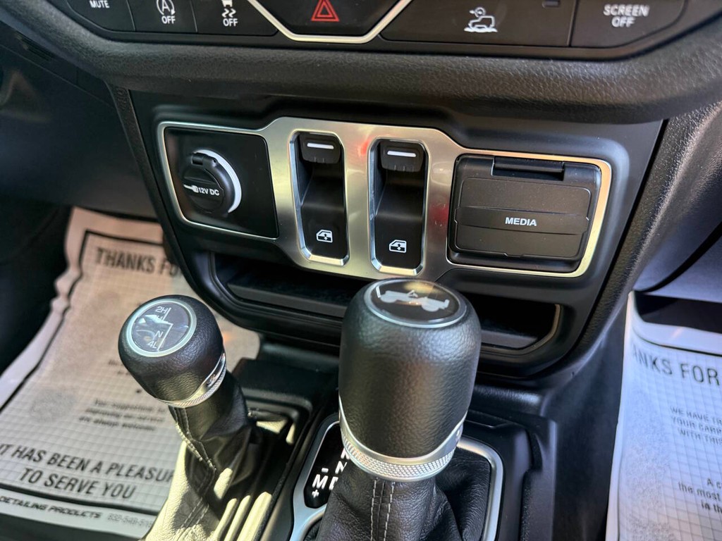 Jeep Wrangler Vehicle Full-screen Gallery Image 22