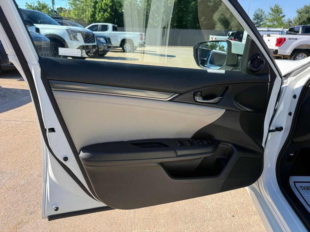 Honda Civic Hatchback Vehicle Full-screen Gallery Image 08