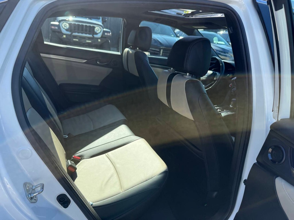 Honda Civic Hatchback Vehicle Full-screen Gallery Image 15