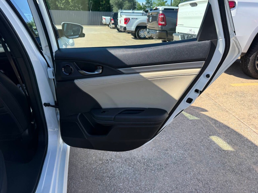 Honda Civic Hatchback Vehicle Full-screen Gallery Image 16