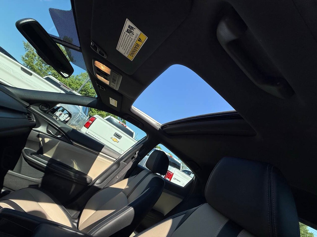 Honda Civic Hatchback Vehicle Full-screen Gallery Image 32