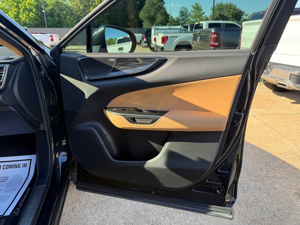 Lexus NX 250 Vehicle Full-screen Gallery Image 11