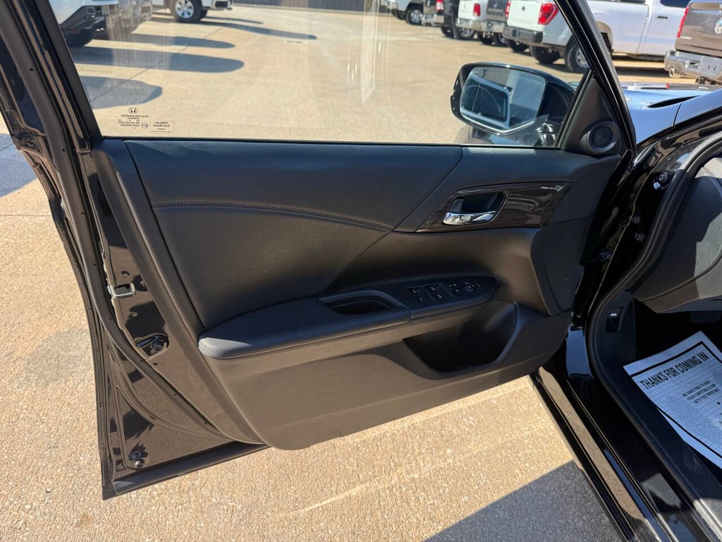 Honda Accord Vehicle Full-screen Gallery Image 08