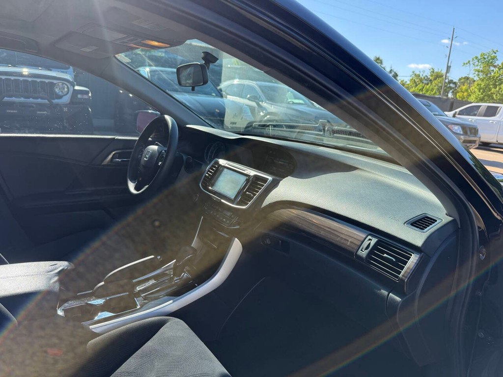 Honda Accord Vehicle Full-screen Gallery Image 09
