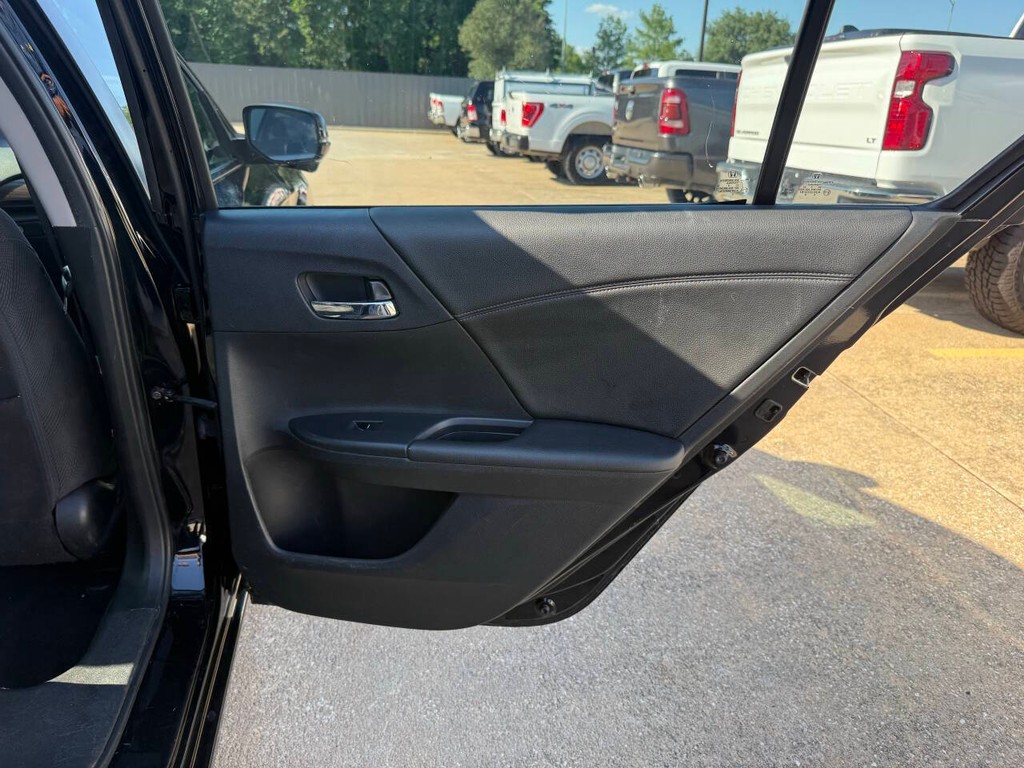 Honda Accord Vehicle Full-screen Gallery Image 16