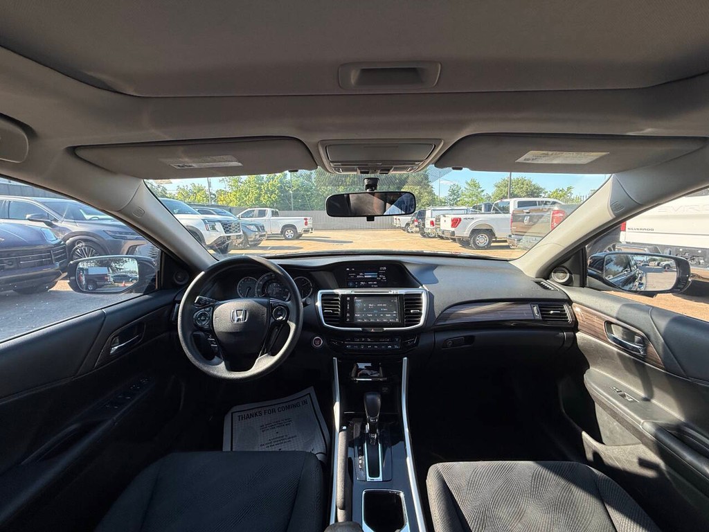 Honda Accord Vehicle Full-screen Gallery Image 18
