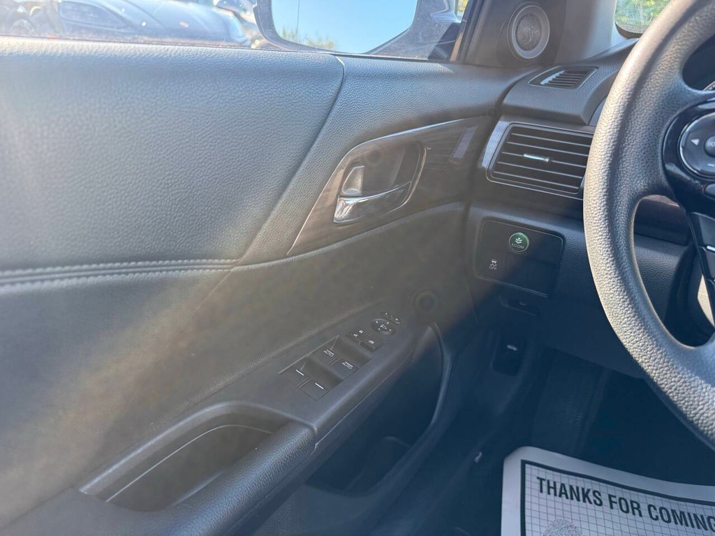 Honda Accord Vehicle Full-screen Gallery Image 30