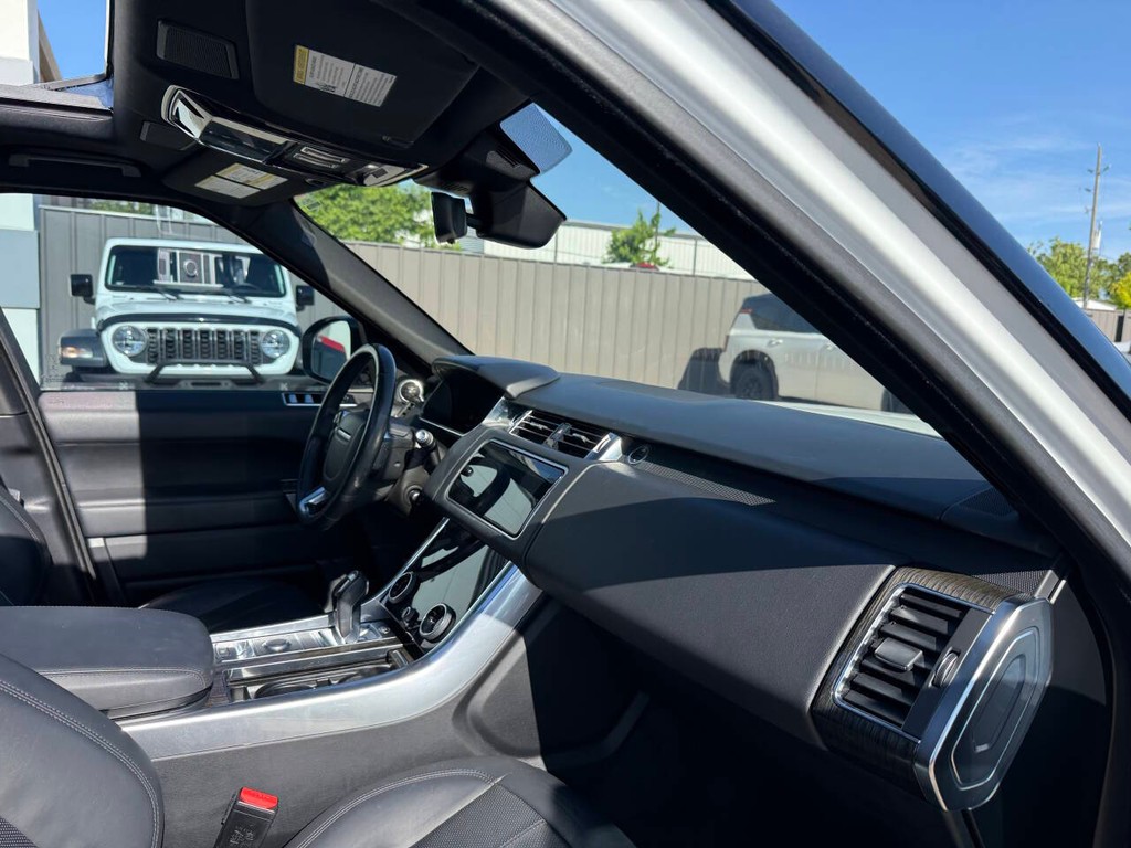 Land Rover Range Rover Sport Vehicle Full-screen Gallery Image 09