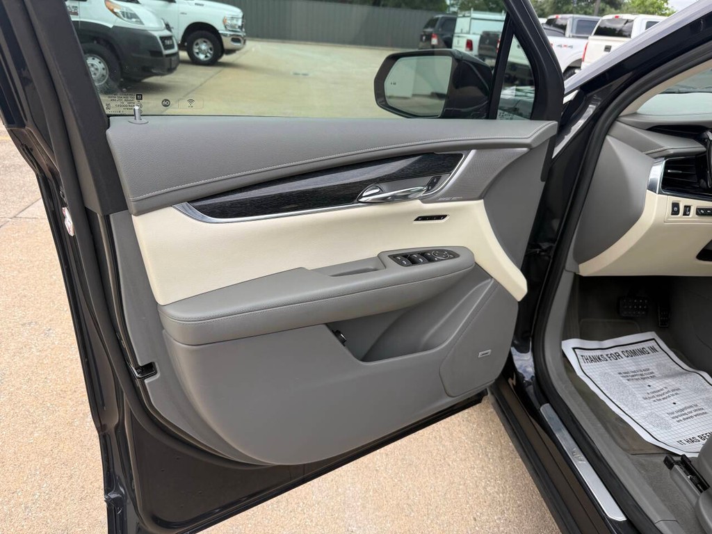 Cadillac XT6 Vehicle Full-screen Gallery Image 08