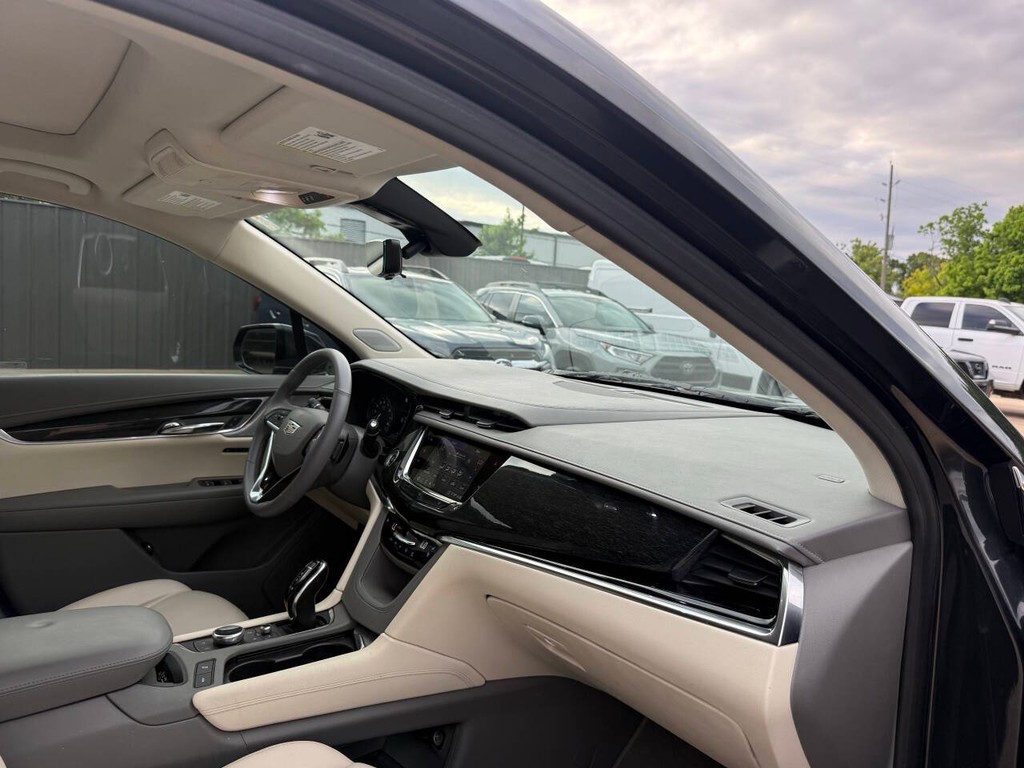 Cadillac XT6 Vehicle Full-screen Gallery Image 09