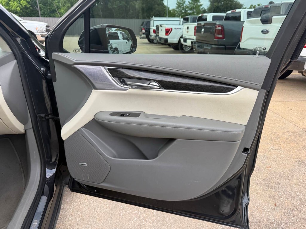 Cadillac XT6 Vehicle Full-screen Gallery Image 11