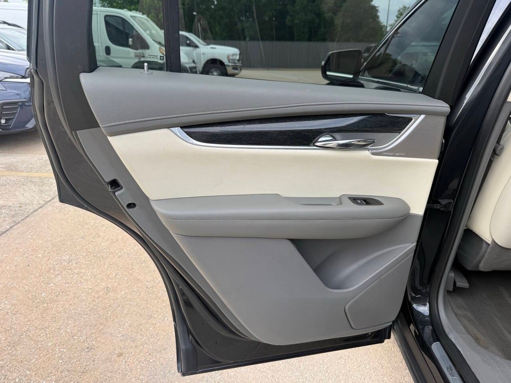 Cadillac XT6 Vehicle Full-screen Gallery Image 15