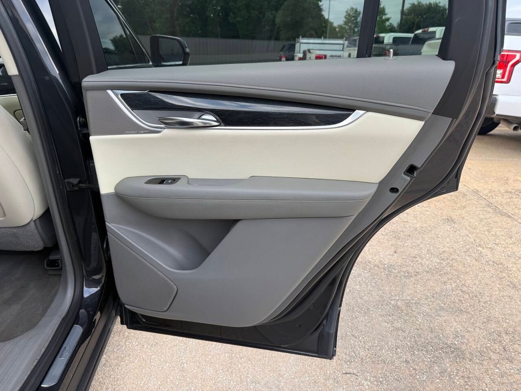 Cadillac XT6 Vehicle Full-screen Gallery Image 18