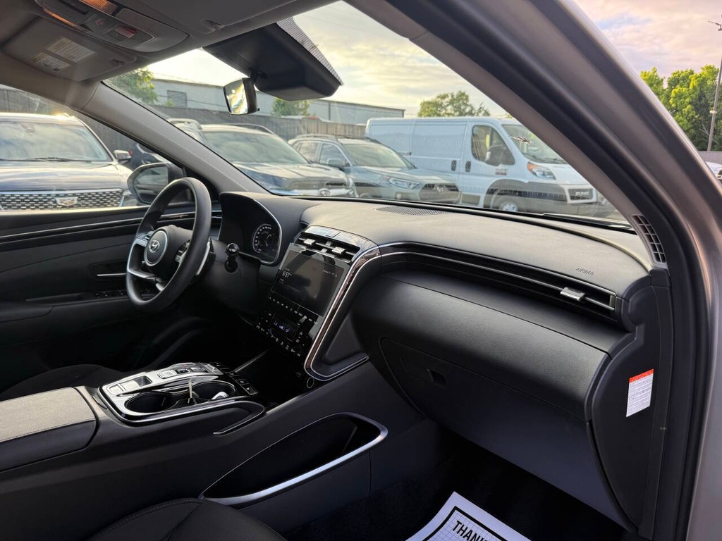 Hyundai Tucson Hybrid Vehicle Full-screen Gallery Image 09